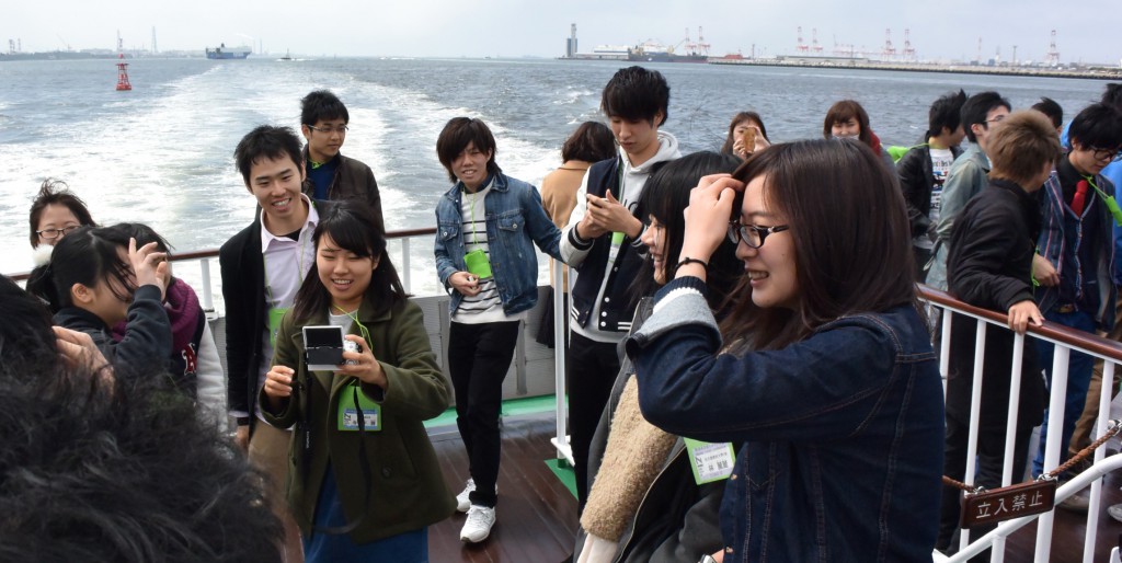 港務艇「ぽーとおぶなごや2」から名古屋港を見渡す参加者