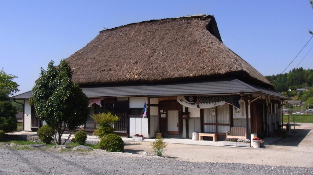 岐阜県恵那市の「茅の宿とみだ」。軒下にこいのぼりが見えますか？