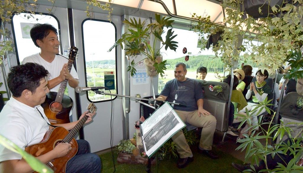 愛・地球博記念公園駅に向かう車内でのギター演奏