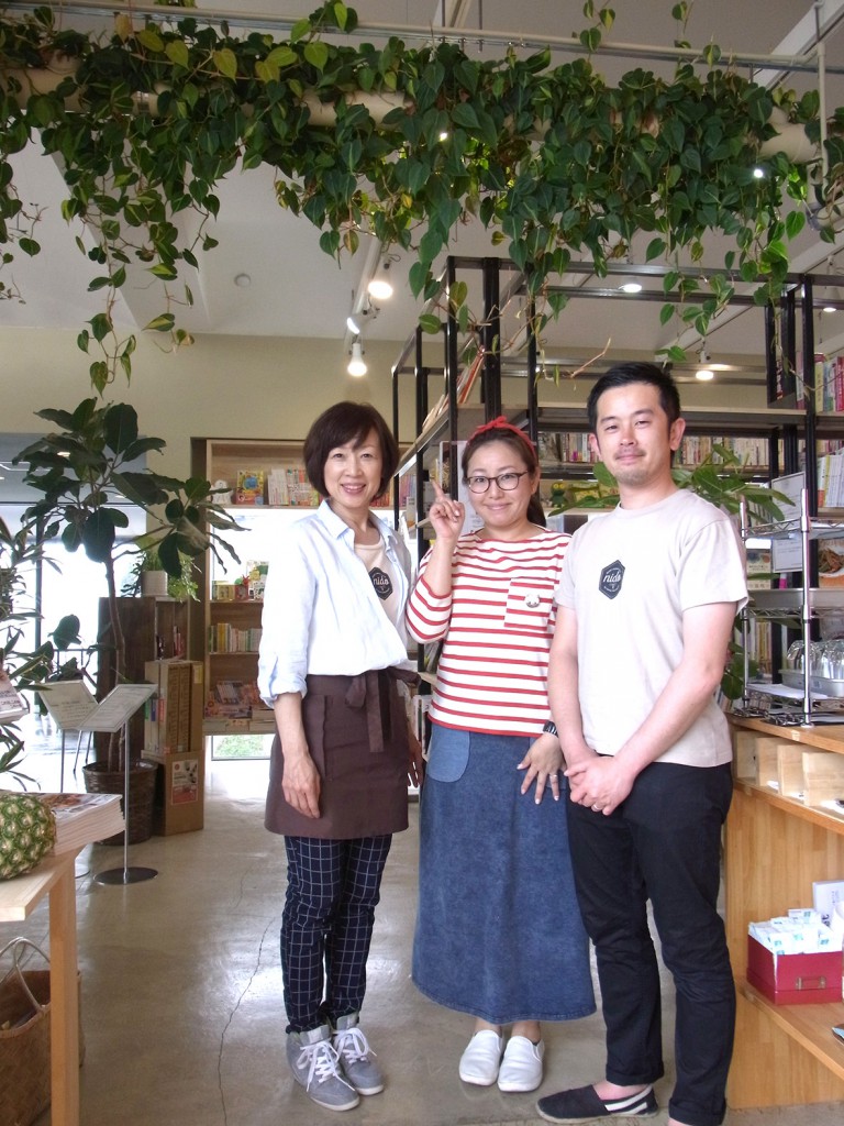 緑あふれる店内で、オーナーの髙須さん(右)とスタッフの都筑さん(左)